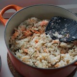 ルクルーゼで炊く　鮭と塩昆布のご飯